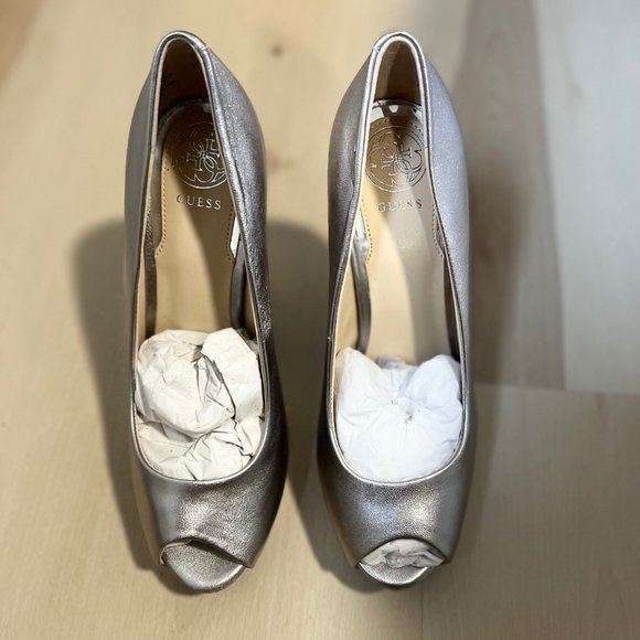 Guess bridal peep toe platform pumps NWOT - Picture 4 of 6